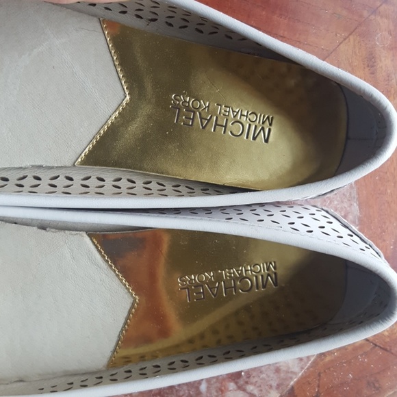 Michael Kors White & Gold Driving Mocs, size 7 - Picture 6 of 8